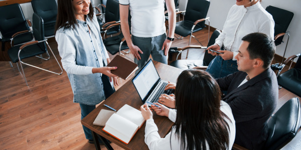 Formation continue vs Bootcamp : que choisir pour se reconvertir dans le digital ?